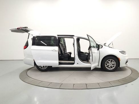 Used 2024 Chrysler Pacifica Touring-L FWD image 16
