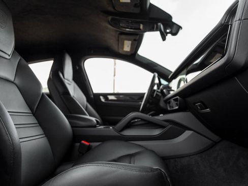 Certified 2025 Porsche Cayenne Turbo GT image 44