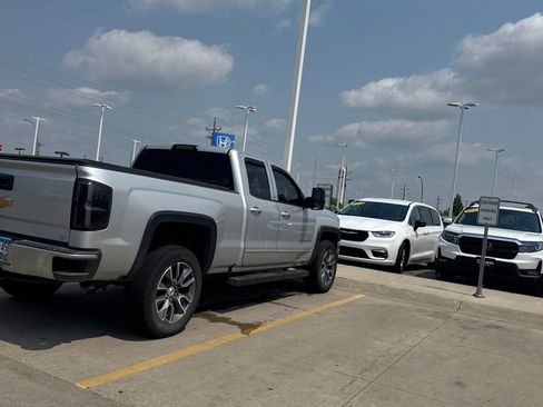 Used 2018 Chevrolet Silverado 1500 LT AWD/4WD image 10