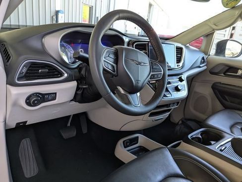 Used 2023 Chrysler Pacifica Touring-L FWD image 2