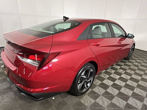 Used 2023 Hyundai Elantra SEL w/ Convenience Package FWD image 3