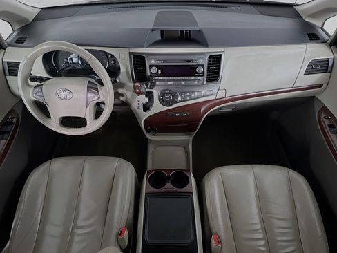 Used 2014 Toyota Sienna XLE image 17