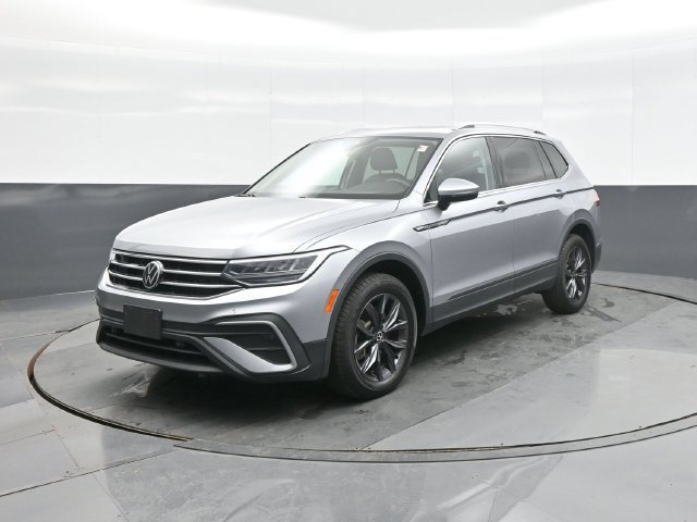 Used 2022 Volkswagen Tiguan SE w/ Panoramic Sunroof Package AWD/4WD image 3