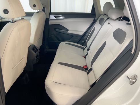 New 2026 Volkswagen Taos SE image 15