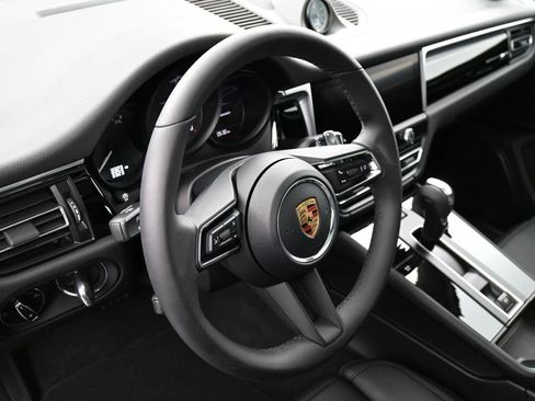 Certified 2025 Porsche Macan image 17