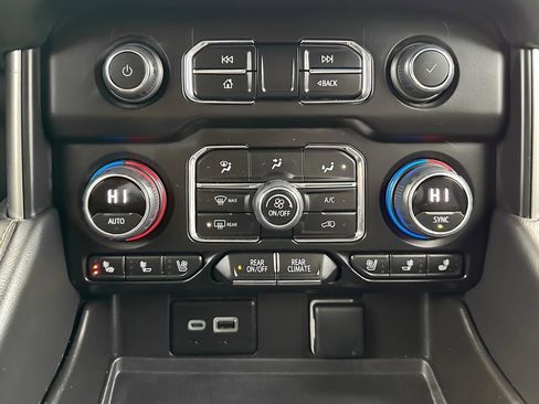 Used 2023 Chevrolet Suburban Premier image 24