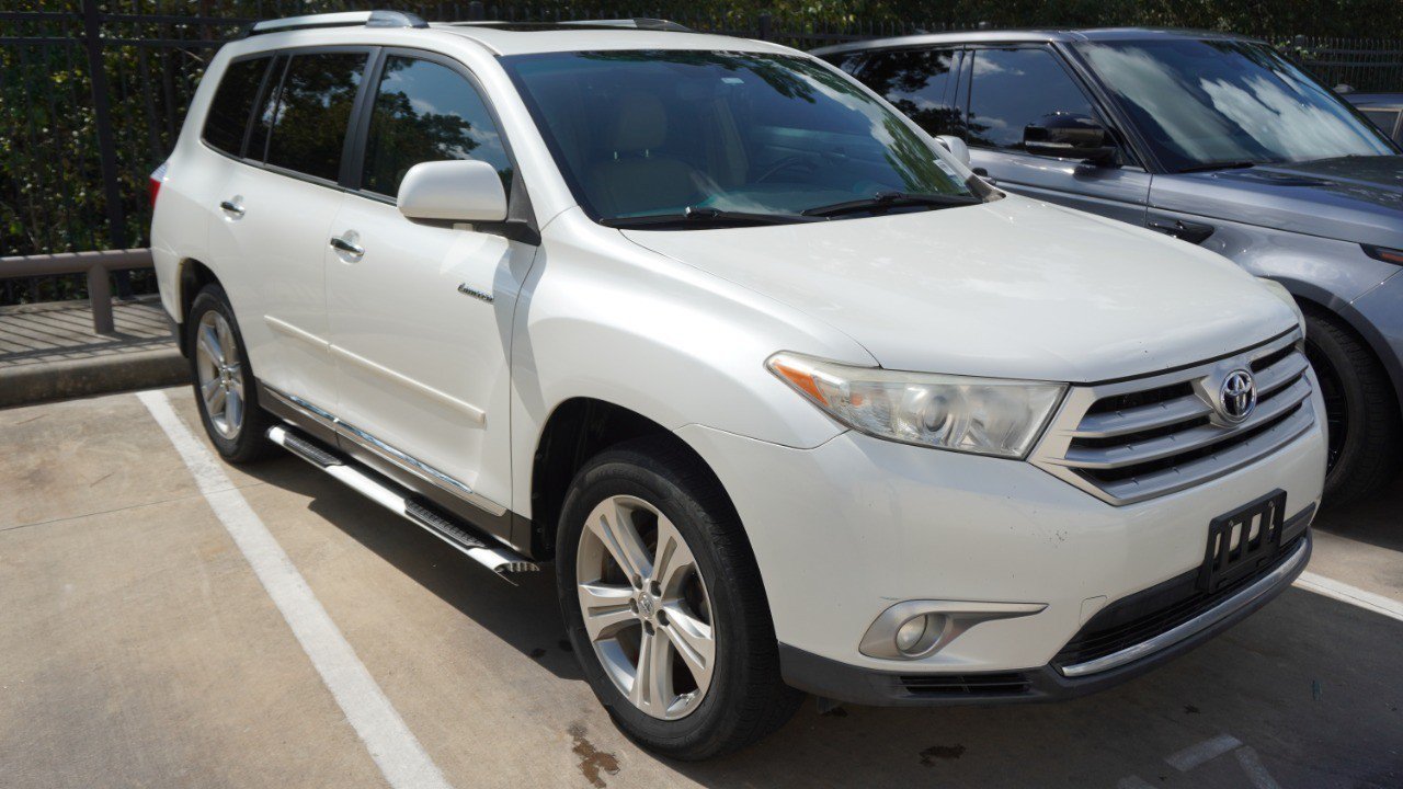 Used 2011 Toyota Highlander Limited w/ Tow Pkg FWD image 3