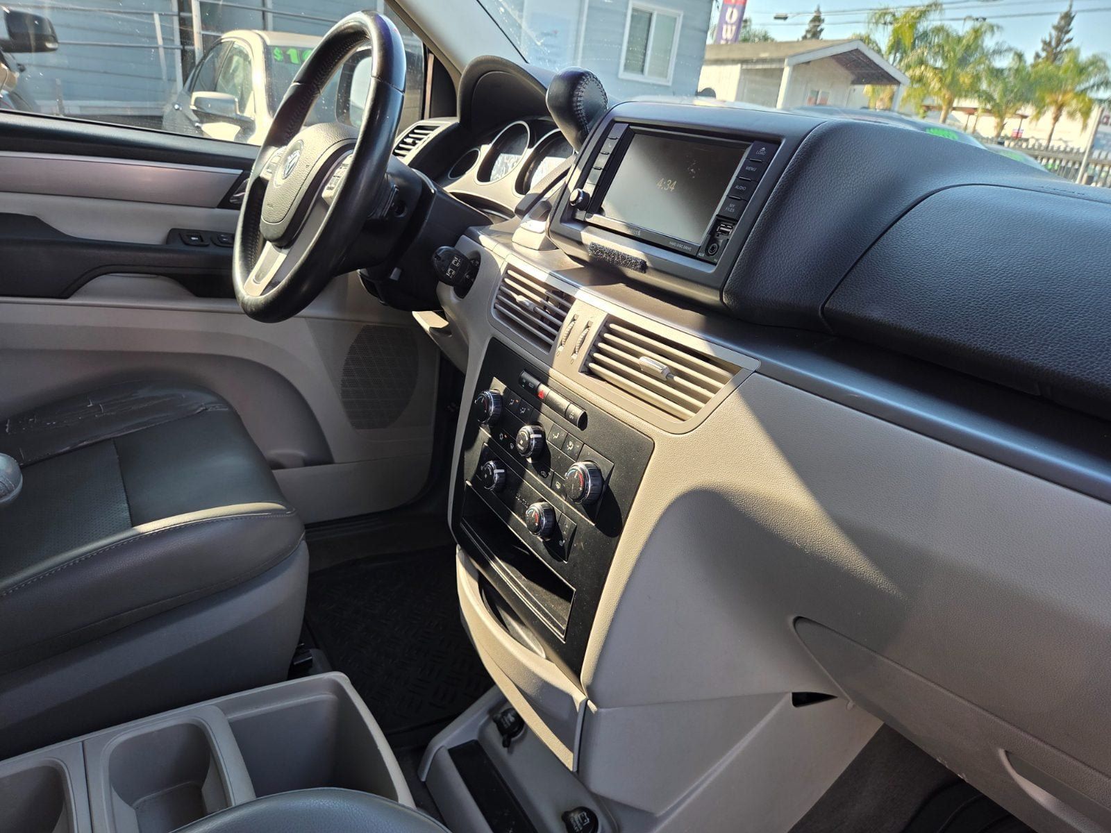 Used 2012 Volkswagen Routan SE FWD image 15