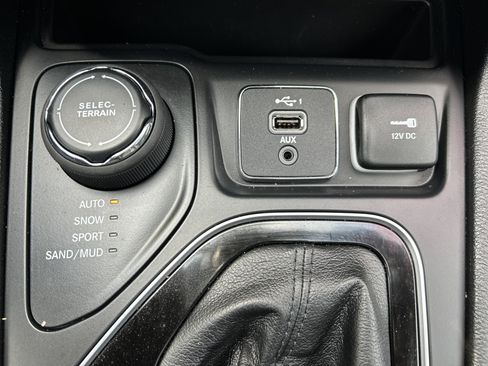 Used 2022 Jeep Cherokee Limited AWD/4WD image 17
