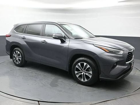Used 2023 Toyota Highlander XLE AWD/4WD image 8