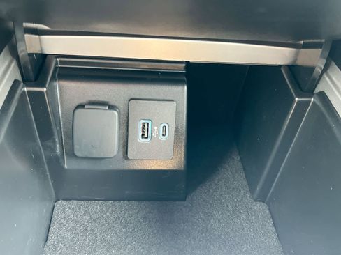 Used 2023 Ford Explorer XLT w/ Equipment Group 202A AWD/4WD image 31