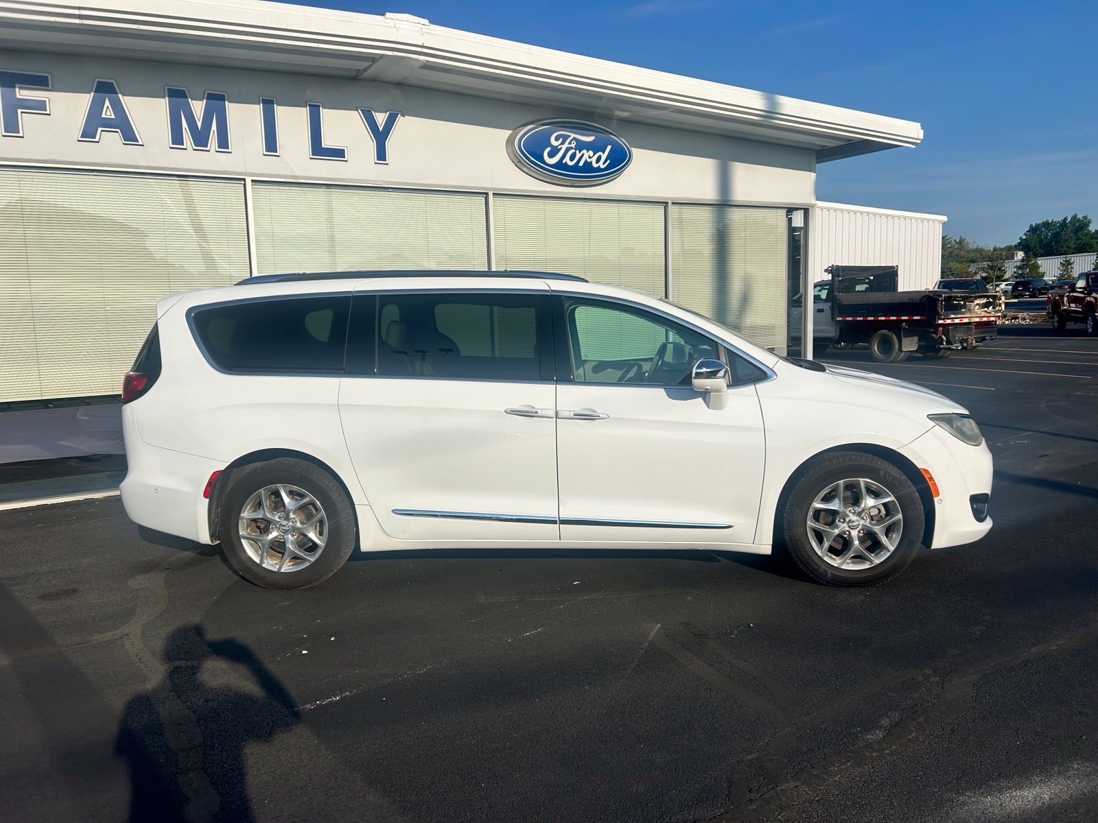 Used 2017 Chrysler Pacifica Limited w/ UConnect Theater Package FWD image 3
