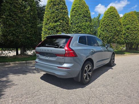 Used 2022 Volvo XC60 B5 Momentum w/ Climate Package AWD/4WD image 5