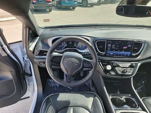 Used 2025 Chrysler Pacifica Limited image 18