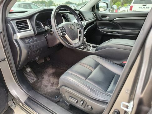 Used 2017 Toyota Highlander SE image 2