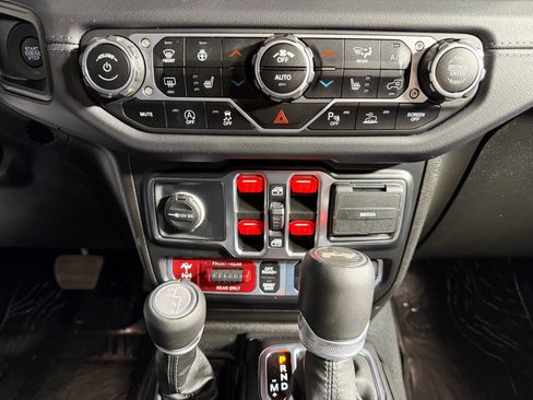 Used 2024 Jeep Wrangler Unlimited Rubicon w/ Capability Package image 21