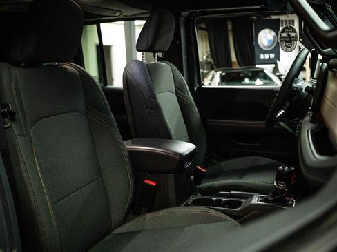 Used 2025 Jeep Wrangler Unlimited Sahara image 14