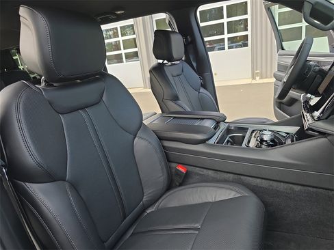 New 2025 Jeep Wagoneer L Series II image 10