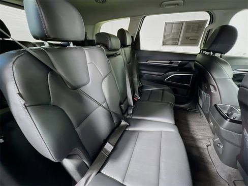 Certified 2025 Kia Telluride LX image 28