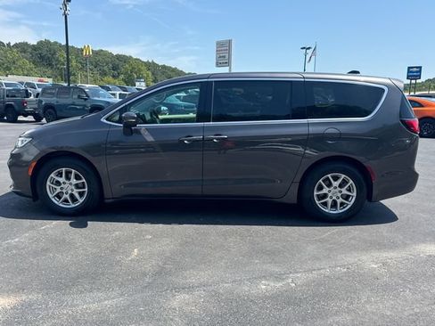 Used 2023 Chrysler Pacifica Touring-L FWD image 2