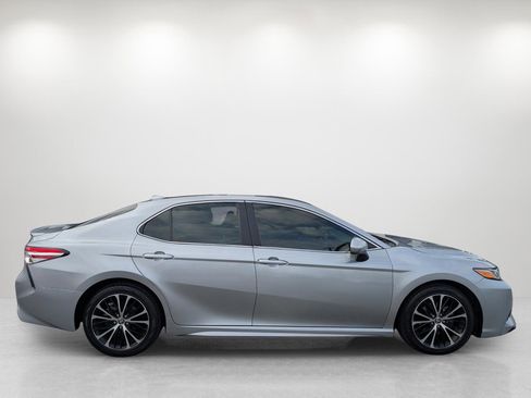 Used 2020 Toyota Camry SE image 4