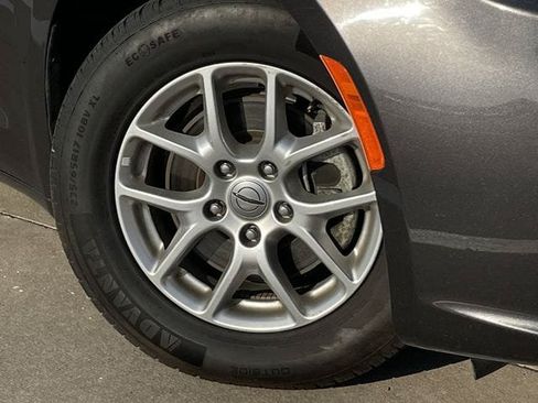 Used 2023 Chrysler Pacifica Touring-L FWD image 8