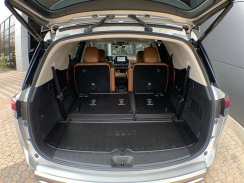 Used 2024 Nissan Pathfinder Platinum image 25