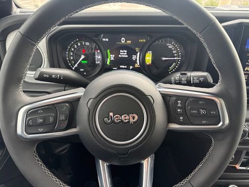 Used 2025 Jeep Wrangler Unlimited Sahara AWD/4WD image 15