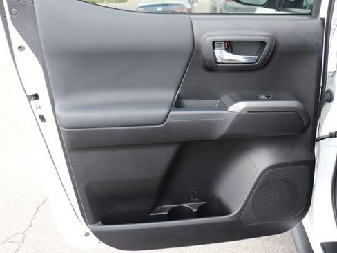 Used 2019 Toyota Tacoma TRD Sport image 12