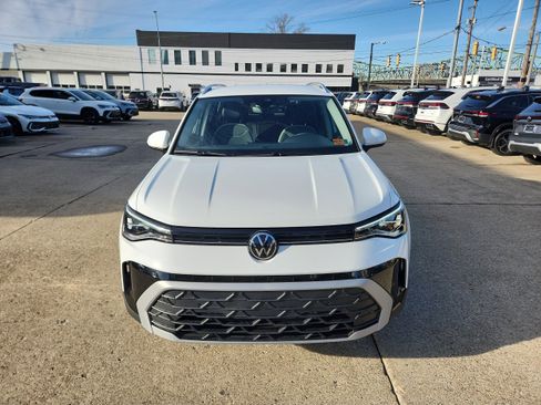 New 2026 Volkswagen Taos SE image 8