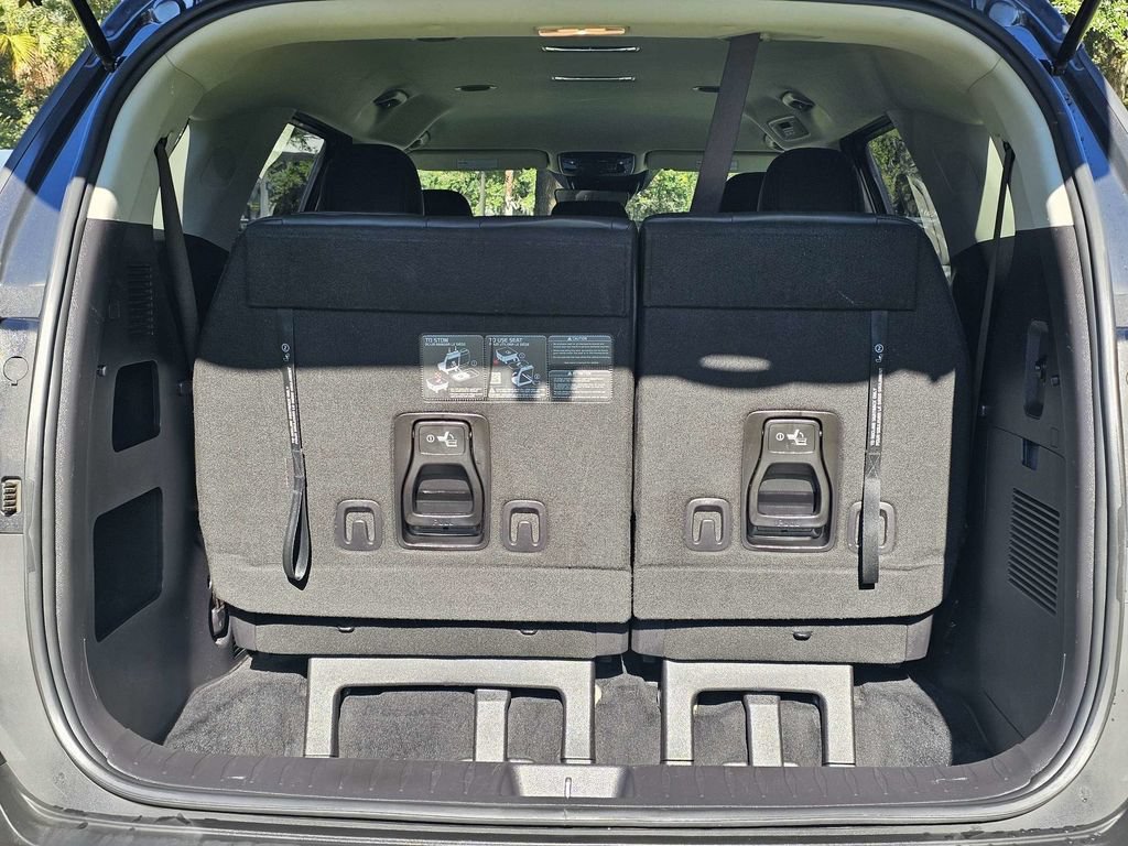 Used 2025 Kia Carnival FWD image 12