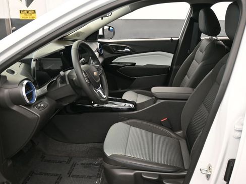 Used 2025 Chevrolet Trax LT w/ LT Convenience Package image 11