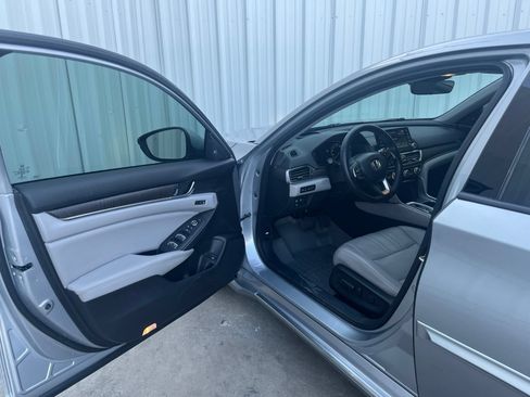 Used 2018 Honda Accord Touring image 10