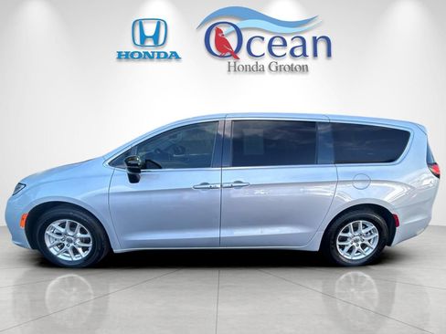 Used 2024 Chrysler Pacifica Touring-L FWD image 6
