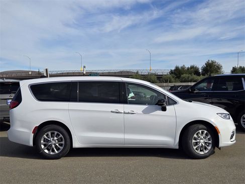 New 2026 Chrysler Pacifica Select image 2