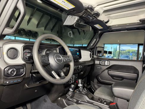 Used 2024 Jeep Wrangler Unlimited image 12