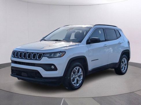 Used 2024 Jeep Compass Latitude AWD/4WD image 1