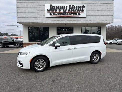 Used 2023 Chrysler Pacifica Touring-L image 1