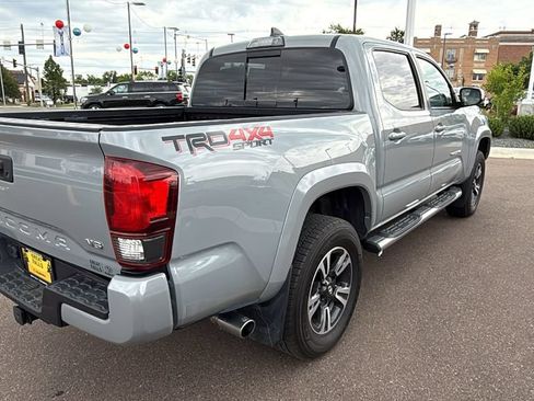 Used 2018 Toyota Tacoma TRD Sport AWD/4WD image 5