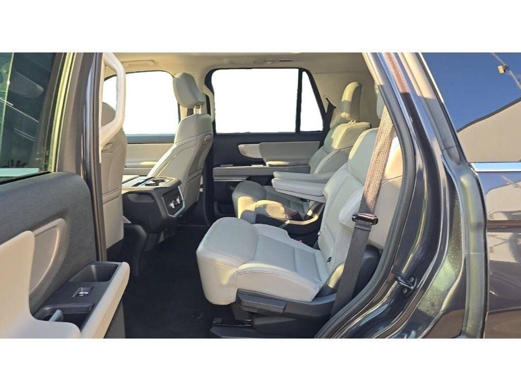 Used 2025 Ford Expedition Active AWD/4WD image 8
