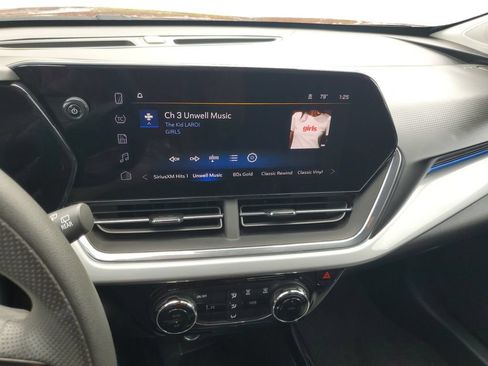 Used 2025 Chevrolet Trax LT FWD image 14