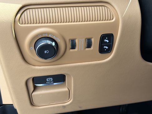 Used 2025 Jeep Grand Wagoneer Series III w/ Rear Seat Video Group 1 AWD/4WD image 41