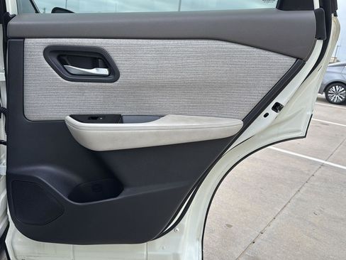 Used 2022 Nissan Rogue SV image 36