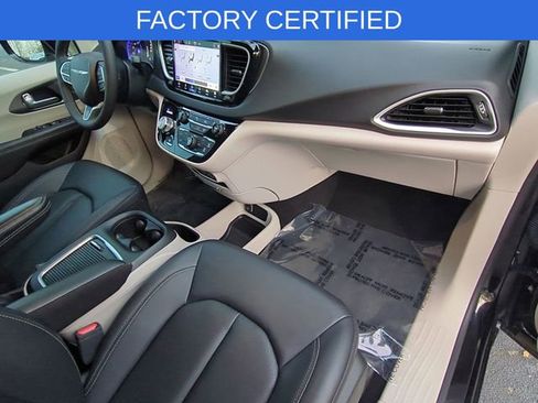 Certified 2024 Chrysler Pacifica Touring-L image 33
