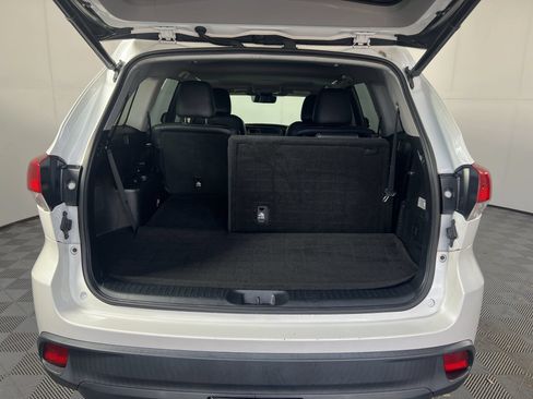 Used 2018 Toyota Highlander SE FWD image 37