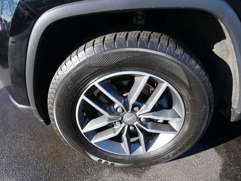 Used 2018 Jeep Grand Cherokee Limited image 32