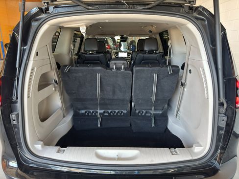 Used 2023 Chrysler Pacifica Touring-L image 22