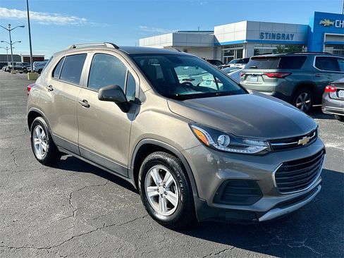 Certified 2022 Chevrolet Trax LT w/ LT Convenience Package image 3