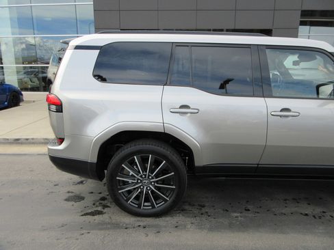 Used 2026 Lexus GX 550 w/ Cold Area Package image 10