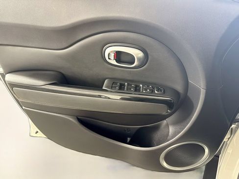 Used 2016 Kia Soul ! FWD image 12
